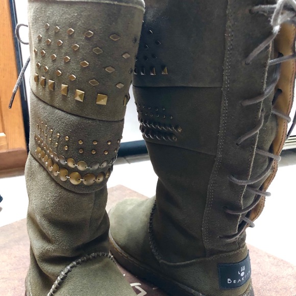 Bearpaw suede winter boots. Lace up back. Super warm and comfortable. Size 6 - Picture 4 of 7
